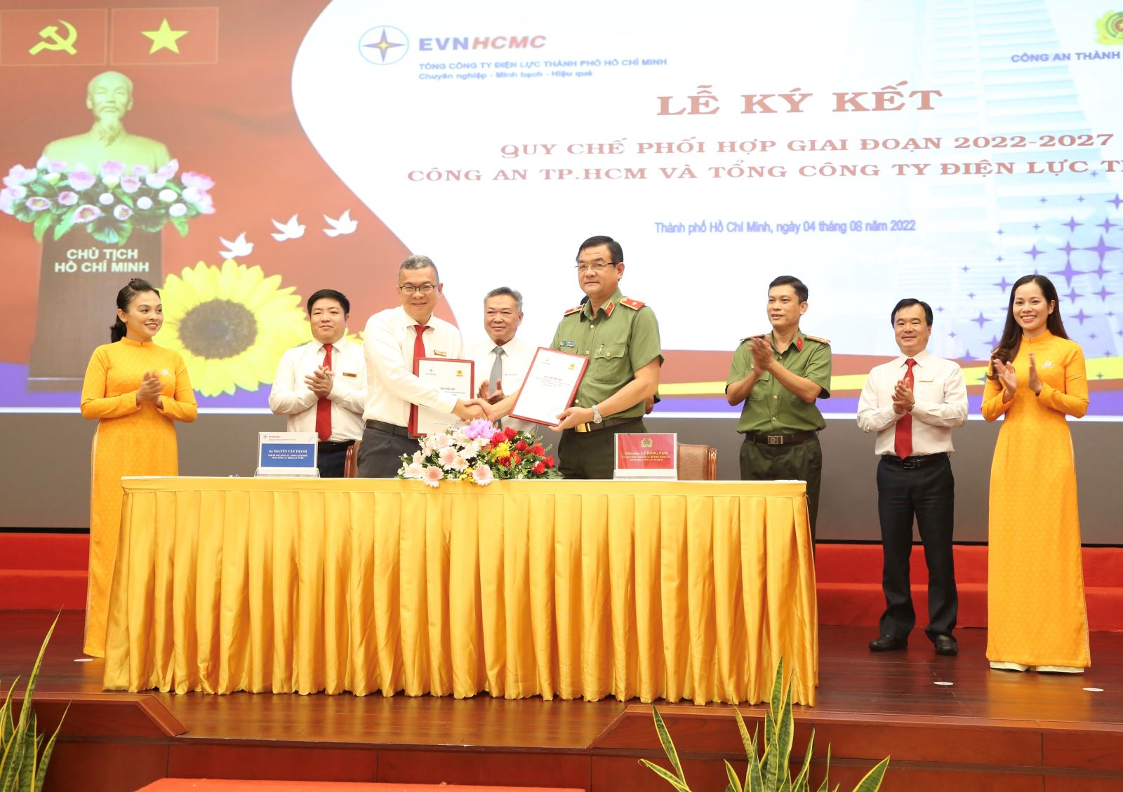 Ông Nguyễn Văn Thanh, Tổng Giám đốc EVNHCMC và Thiếu tướng Lê Hồng Nam, Giám đốc Công an TPHCM ký kết qui chế phối hợp giai doạn 2022-2027.