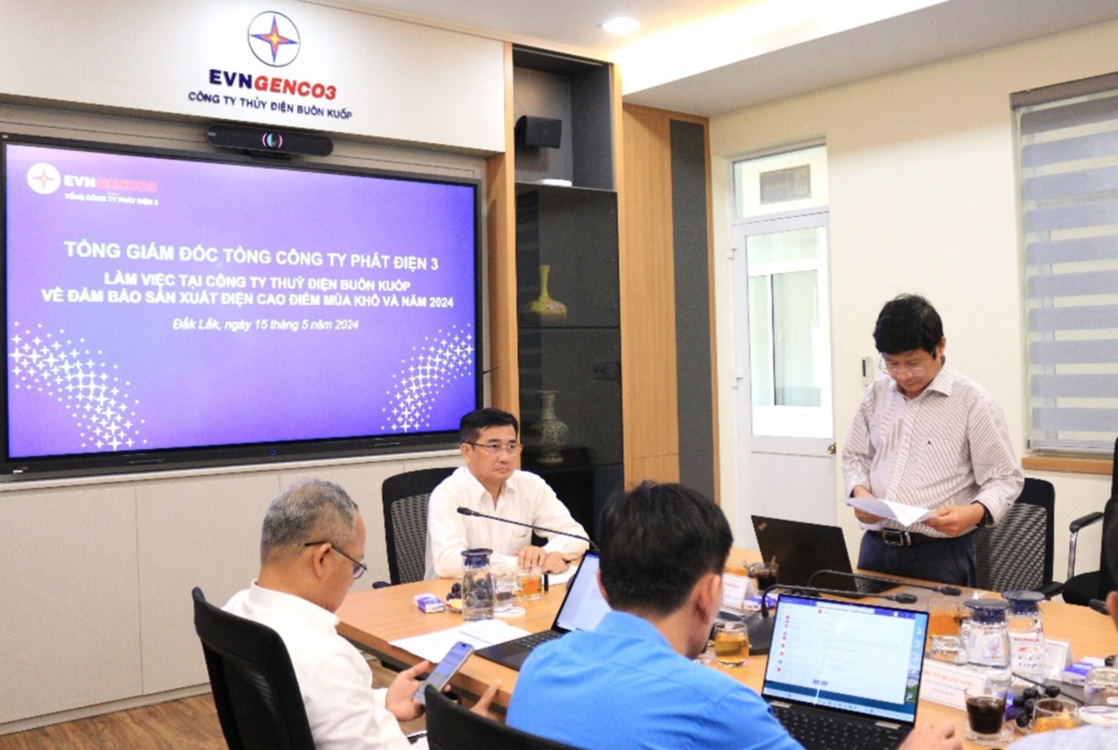 Ông Trần Văn Khánh - Giám đốc Công ty Thủy điện Buôn Kuốp báo cáo tại buổi làm việc.