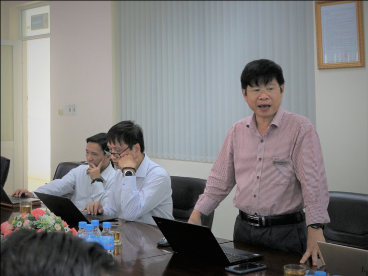 Ông Trần Văn Khánh, Giám đốc Công ty thủy điện Buôn Kuop báo cáo với đoàn giám sát.