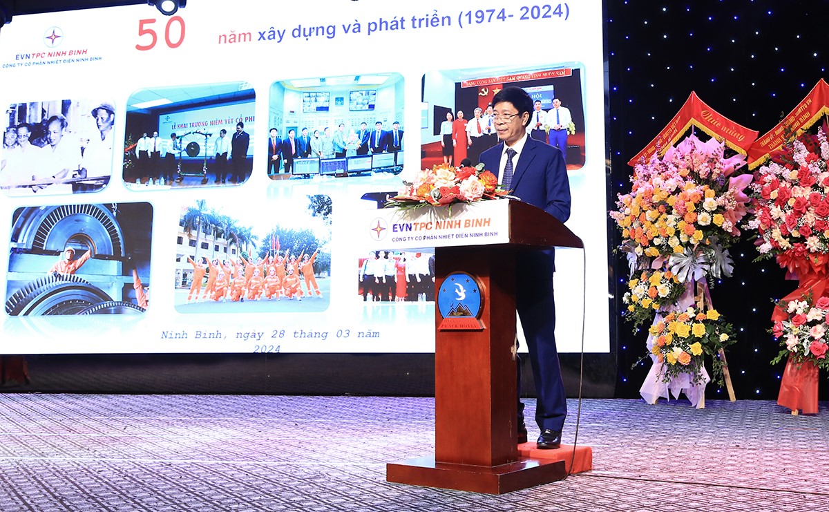 Ông Trịnh Văn Đoàn, TGĐ Công ty cổ phần nhiệt điện Ninh Bình phát biểu tại buổi lễ.