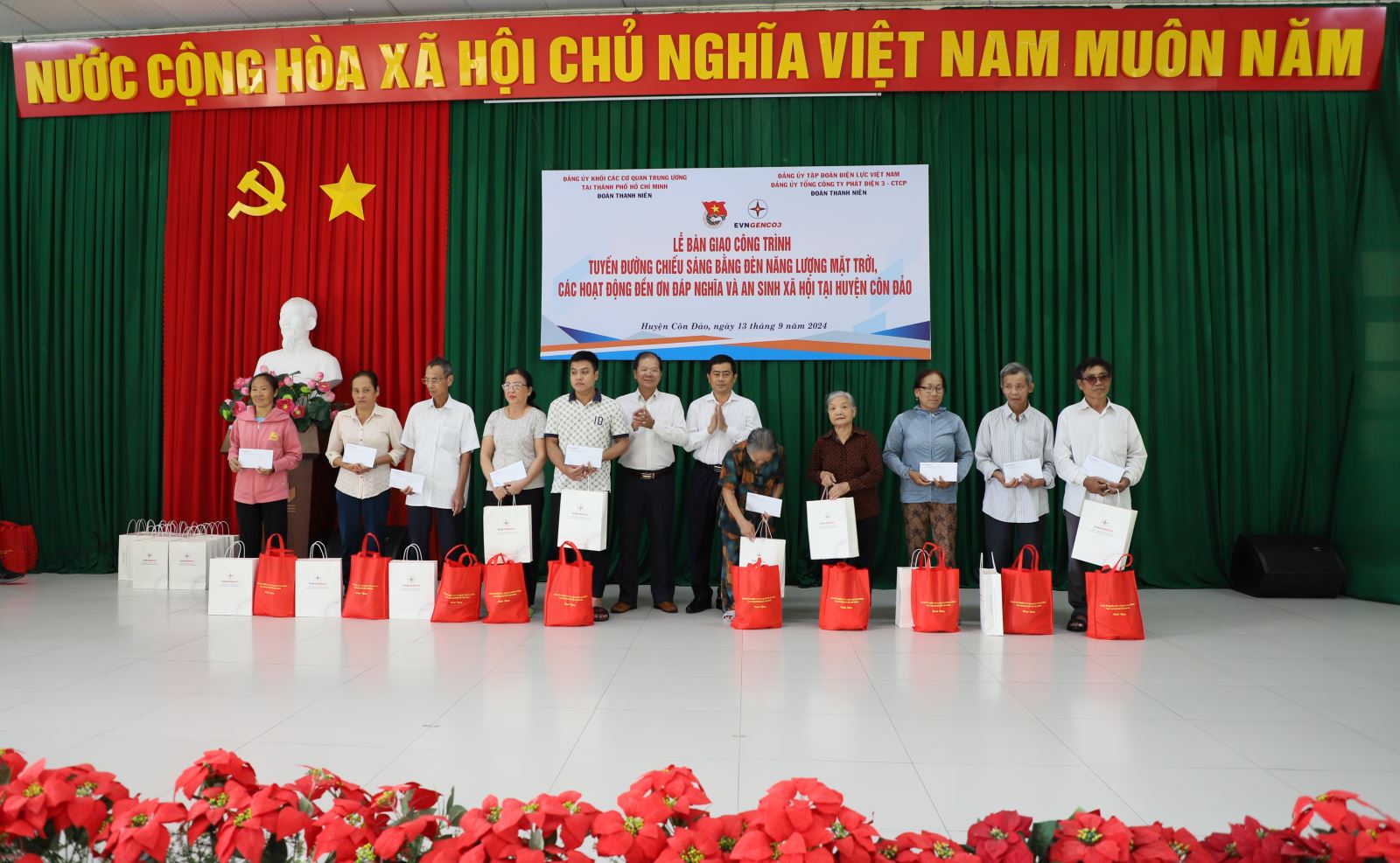 Đồng chí Nguyễn Thành Thơ – Phó Bí thư Đảng ủy Khối và Đồng chí Hồ Văn Trung – Đảng ủy viên EVNGENCO3 trao quà cho các gia đình chính sách.