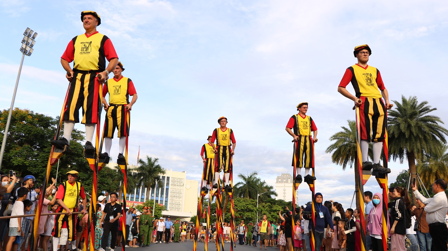 Đoàn Cà kheo Vương quốc Bỉ tham gia lễ hội đường phố Festival Huế 2024