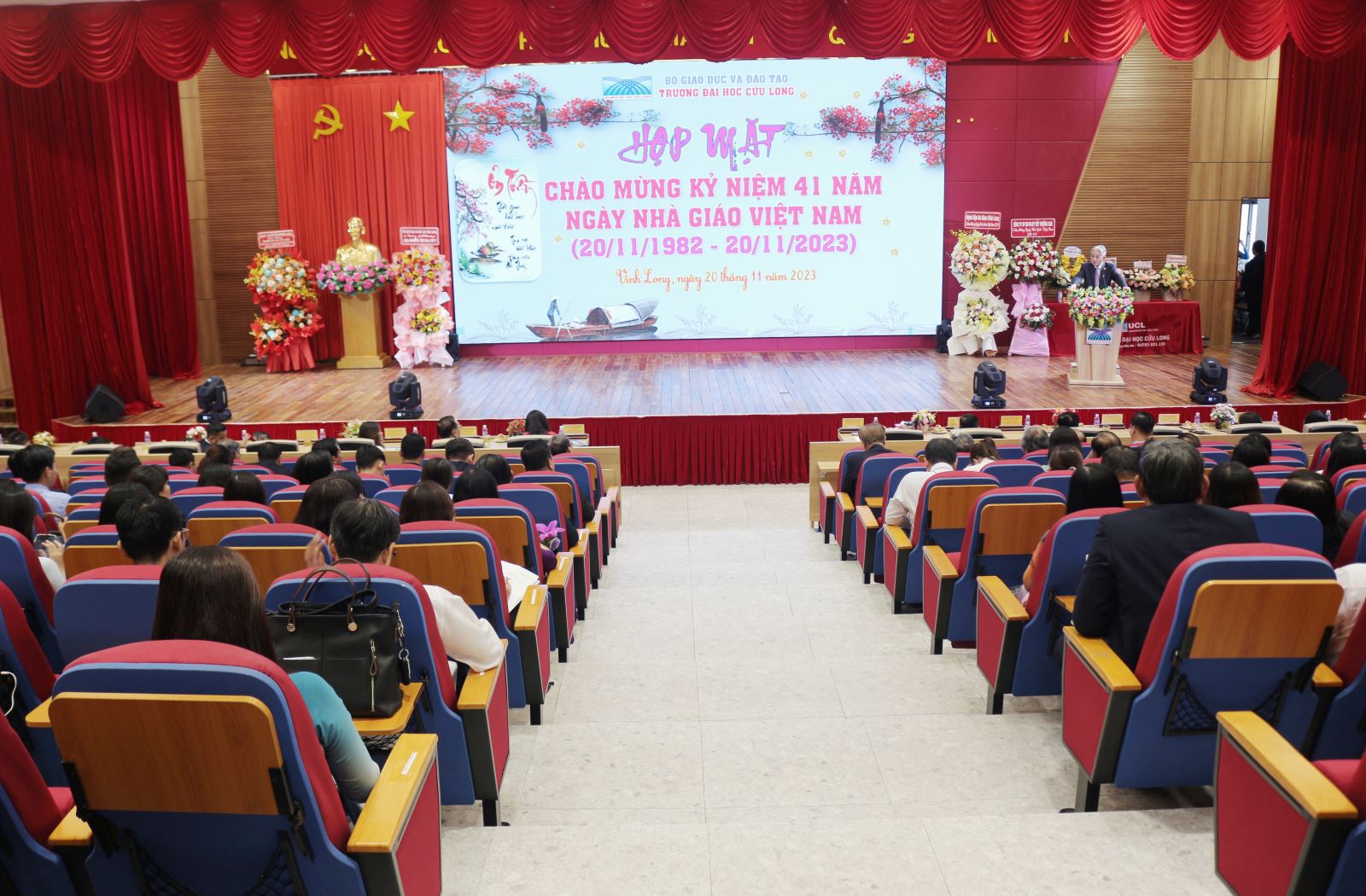 Quang cảnh buổi họp mặt kỷ niệm 41 năm Ngày Nhà giáo Việt Nam 20/11.
