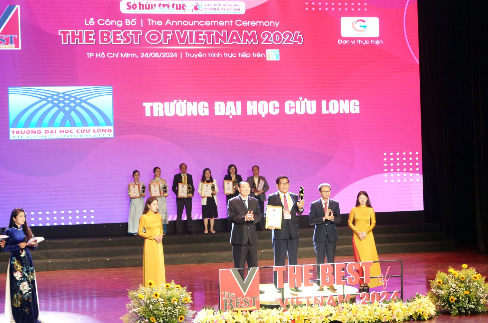 Trường Đại học Cửu Long vinh dự nhận được giải thưởng “Top 10 Trường Đại học tốt nhất Việt Nam”.