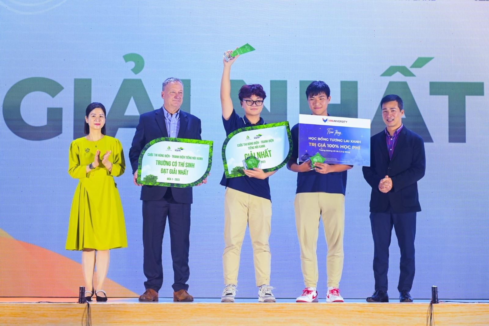 Đội Nấm Cao xuất sắc giành giải Nhất bảng tiếng Việt