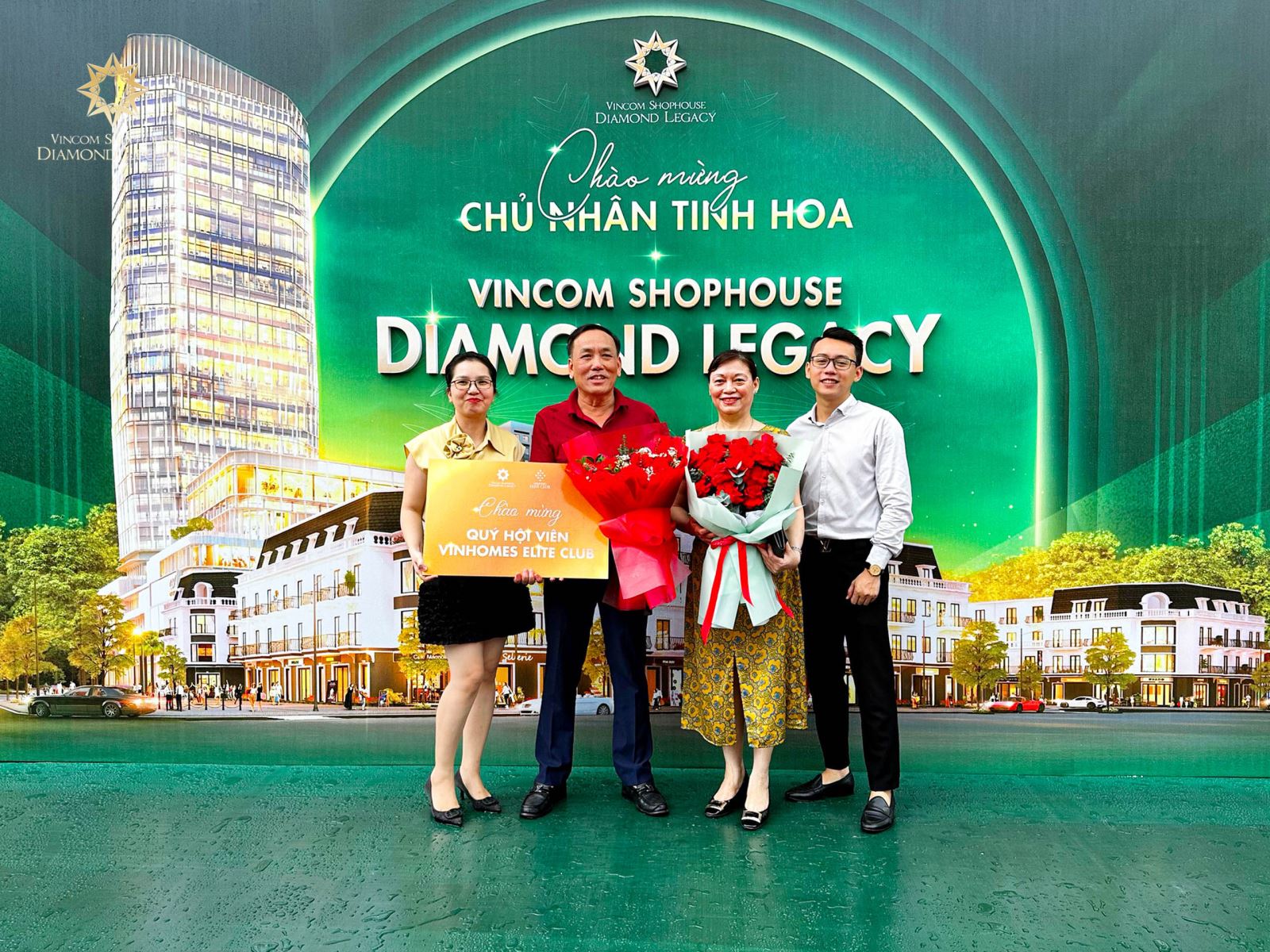 Chủ nhân Vincom Shophouse Diamond Legacy vui mừng trở thành những người đầu tiên sở hữu nhà phố trong quỹ căn giới hạn nằm ngay trung tâm TP Vinh.