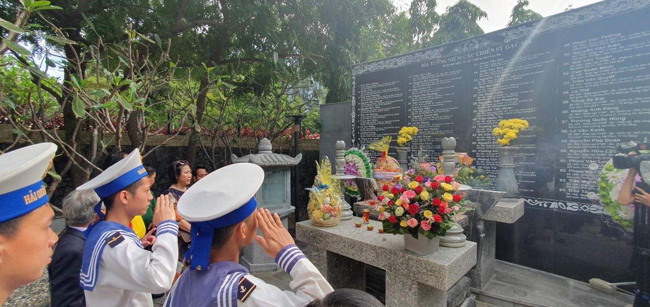 Báo Người Lao Động, Thành đoàn TP HCM và Trường ĐH Cửu Long cùng cán bộ chiến sĩ Trung đoàn Tàu ngầm 189 đóng tại Vùng 4 Hải quân thắp hương lên mộ gió của 64 anh hùng, liệt sĩ hy sinh ở Gạc Ma.