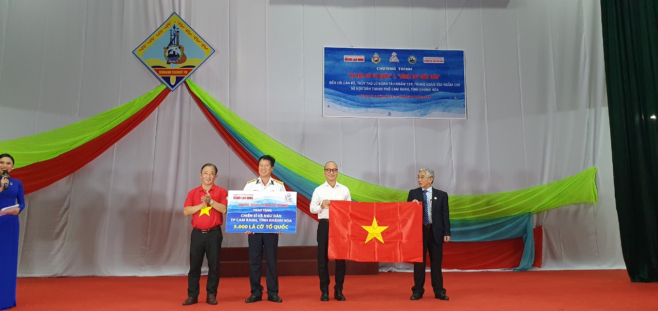 Chương trình trao 13.000 lá cờ tổ quốc đến với quân dân tỉnh Khánh Hòa.