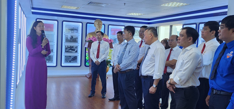 Các đại biểu tham quan Không gian văn hóa Hồ Chí Minh.