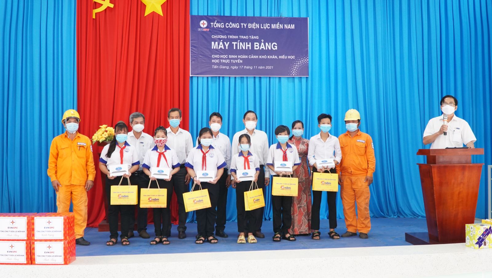 Tặng máy tính bảng và tập học sinh cho các em có hoàn cảnh khó khăn tại Trường THCS Phú Đông (huyện Tân Phú Đông, tỉnh Tiền Giang)