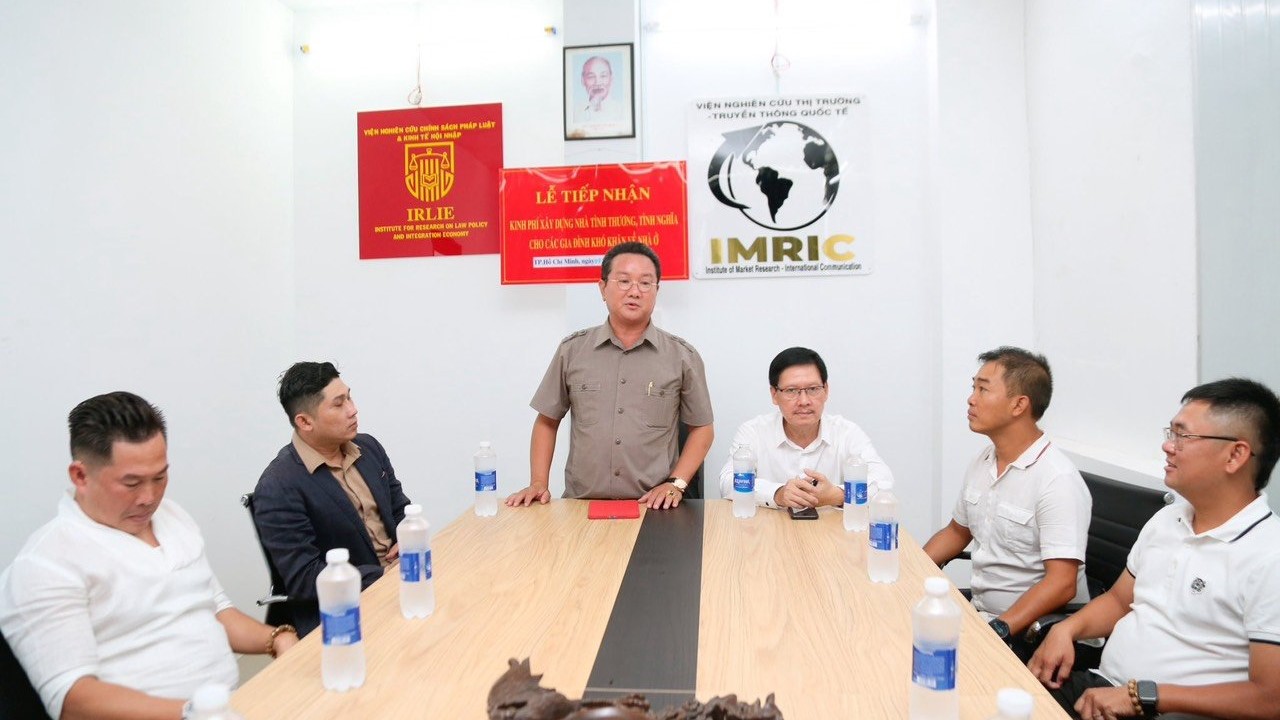 Tại buổi lễ, TS Hồ Minh Sơn đã tóm tắt sơ lược quá trình hoạt động của Viện IMRIC, Viện IRLIE và các đơn vị trực thuộc.