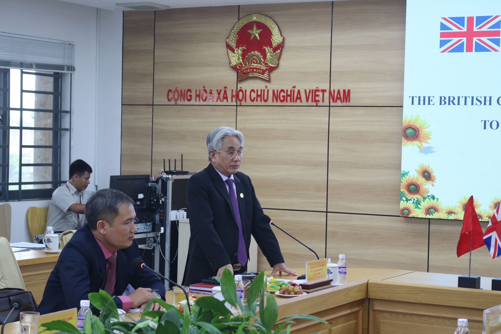 Nhà giáo ưu tú, Phó giáo sư, Tiến sĩ Lương Minh Cừ - Bí thư Đảng ủy, Hiệu trưởng Trường Đại học Cửu Long phát biểu tại buổi làm việc.