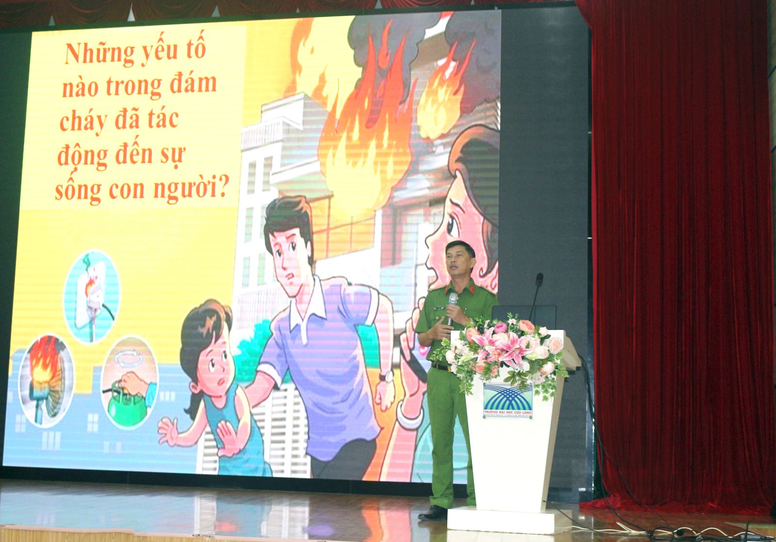 Trung tá Đỗ thành Khương trình bày những yếu tố trong đám cháy tác động đến sự sống của con người.