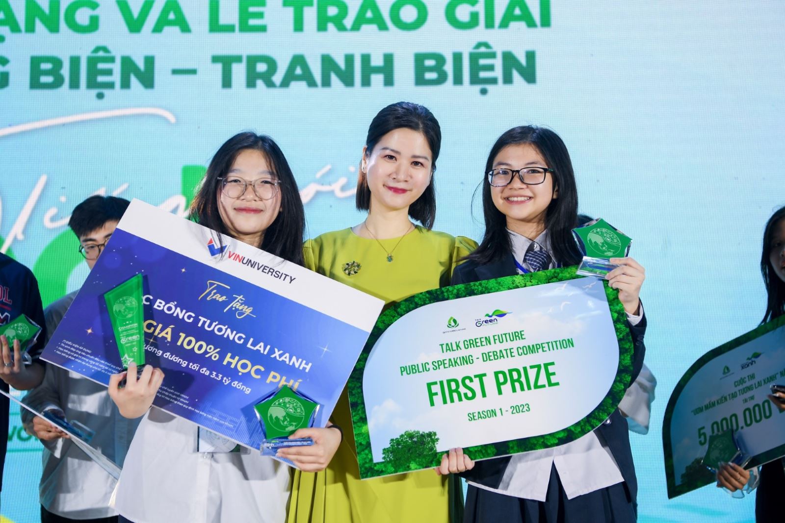 Hai cô gái LifeSphere – chủ nhân của ngôi vô địch bảng tiếng Anh chụp ảnh cùng Tiến sĩ Lê Thái Hà,  Giám đốc Điều hành Quỹ Vì tương lai xanh.