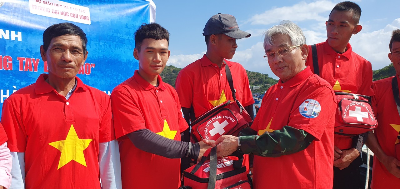 Nhà giáo ưu tú - PGS- TS Lương Minh Cừ, Hiệu trưởng Trường Đại học Cửu Long tặng quà cho ngư dân trên đảo.