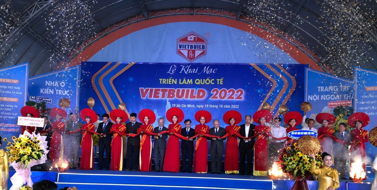 Ông Nguyễn Văn Sinh, Thứ trưởng Bộ Xây dựng, Trưởng ban chỉ đạoTriển lãm Quốc tế Vietbuild  (hình đứng thứ 12 từ trái qua) cắt băng khai mạc Triển lãm.
