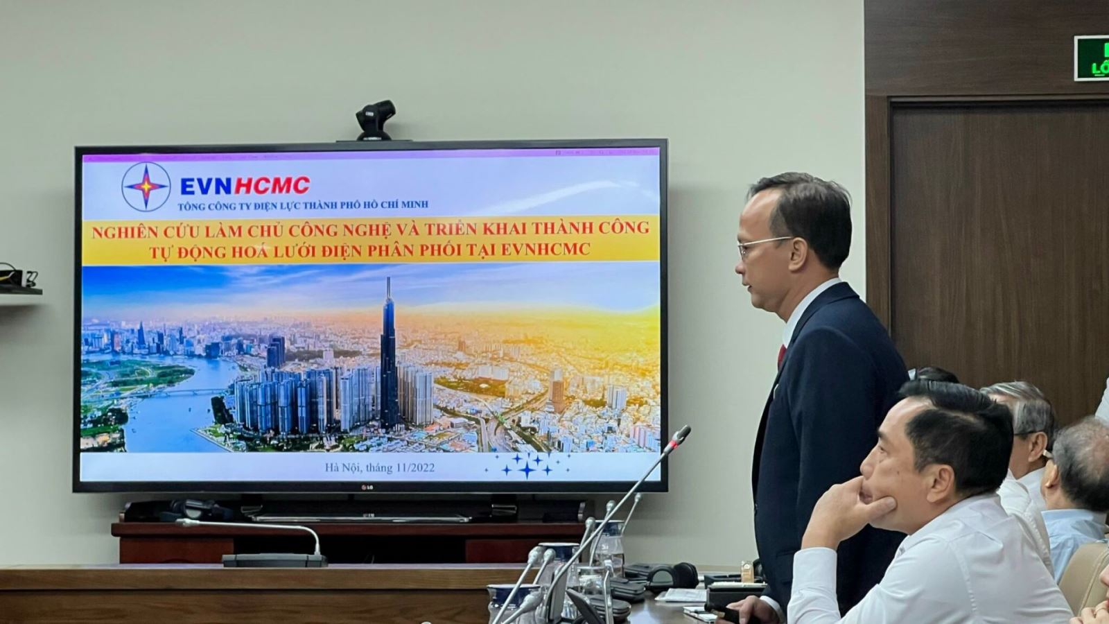 Ông Lê Hoàng Nhân – Phó giám đốc Trung tâm điều độ hệ thống điện EVNHCMC trình bày đề tài “Nghiên cứu làm chủ công nghệ và triển khai thành công tự động hoá lưới điện phân phối tại EVNHCMC”.