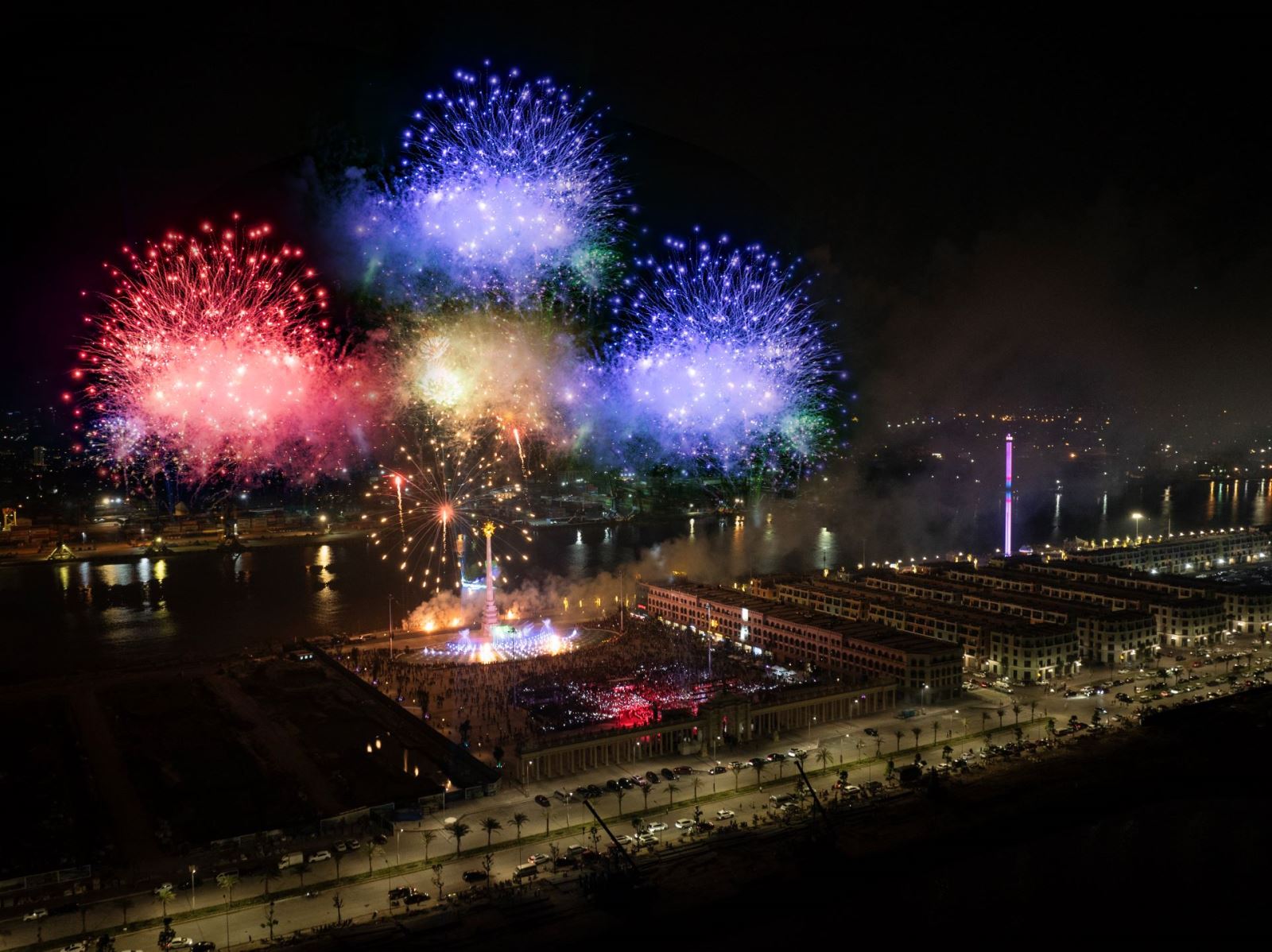 Bắn pháo hoa 120m tại Quảng trường Hoàng gia châu Âu Royal Square là “đặc sản” cuối tuần  trên đảo Vũ Yên.