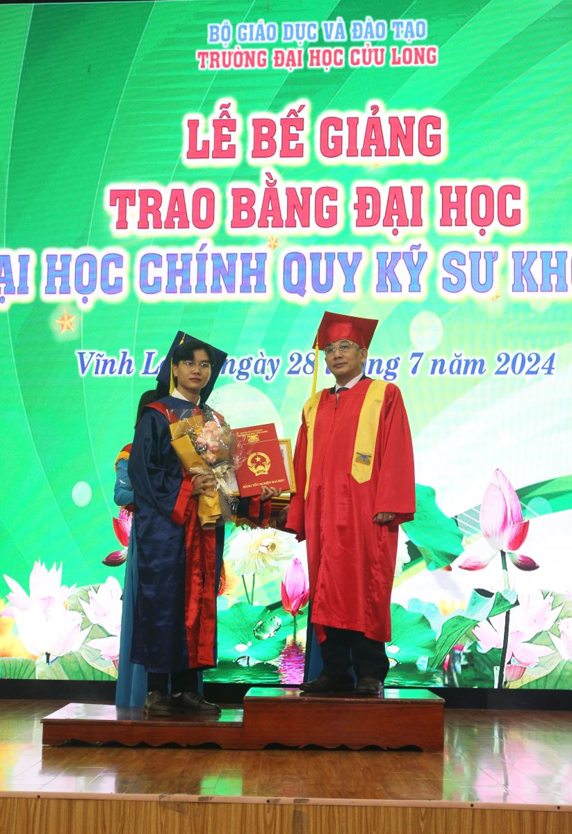 Nhà giáo Ưu tú, Phó Giáo sư, Tiến sĩ Lương Minh Cừ – Hiệu trưởng Trường Đại học Cửu Long trao giấy khen và bằng tốt nghiệp cho tân kỹ sư tốt nghiệp thủ khoa.