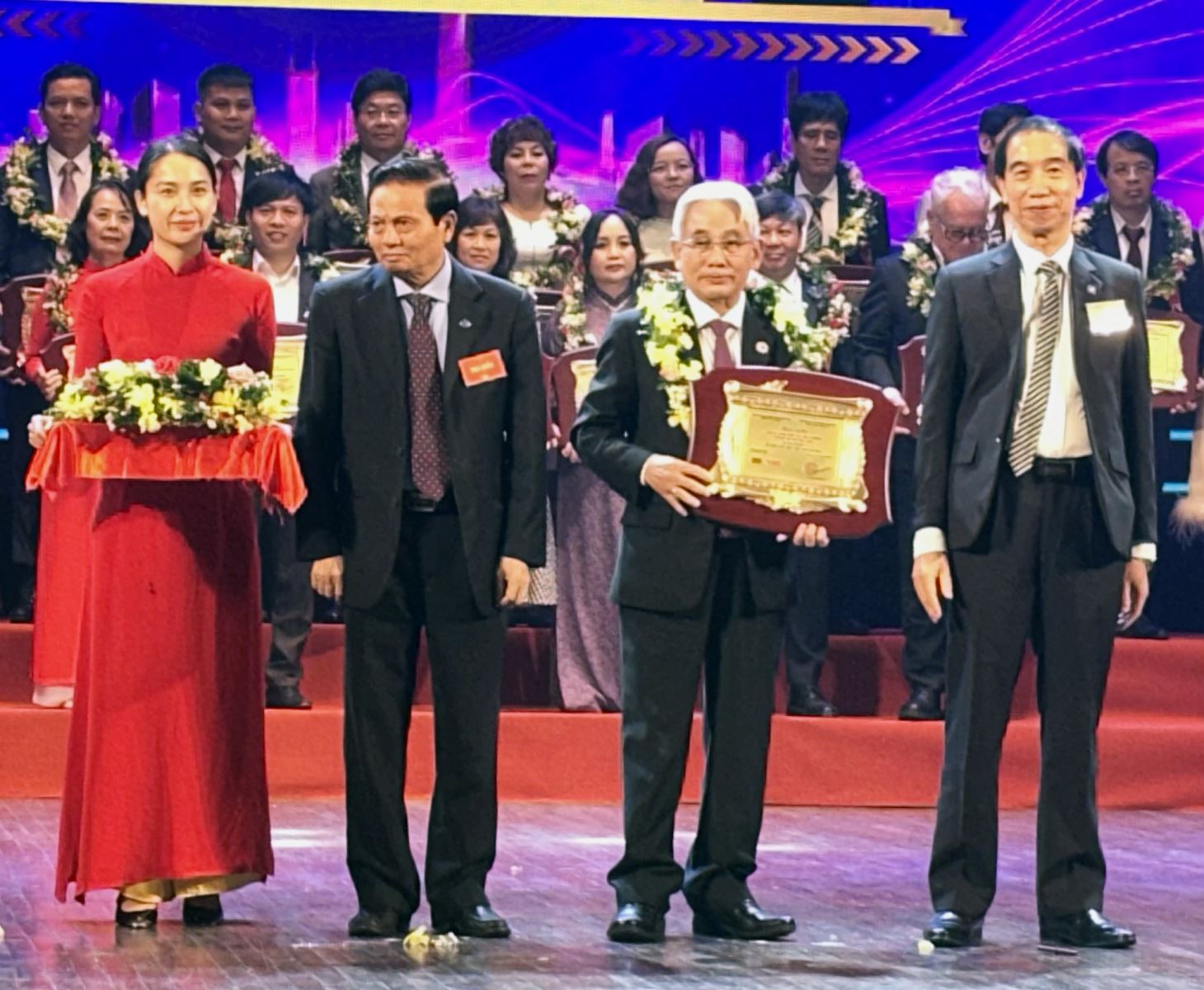 Nhà giáo Ưu tú, Phó Giáo sư, Tiến sĩ Lương Minh Cừ - Bí thư Đảng uỷ, Hiệu trưởng Nhà trường nhận giải thưởng Trí thức tiêu biểu Việt Nam.