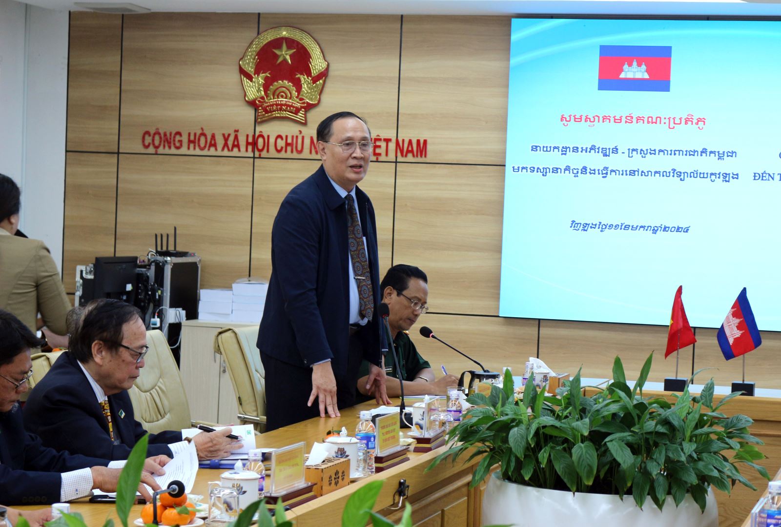 Tiến sĩ Nguyễn Thanh Dũng - Phó Hiệu trưởng Trường Đại học Cửu Long phát biểu tại buổi làm việc.