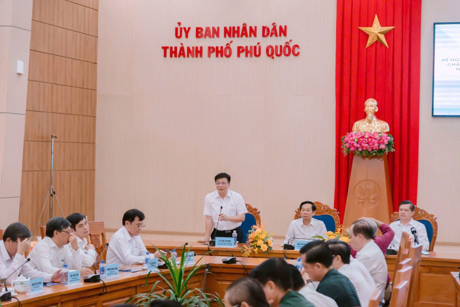 Chủ tịch Hội đồng thành viên EVNSPC Lê Văn Trang phát biểu tại lễ ký kết