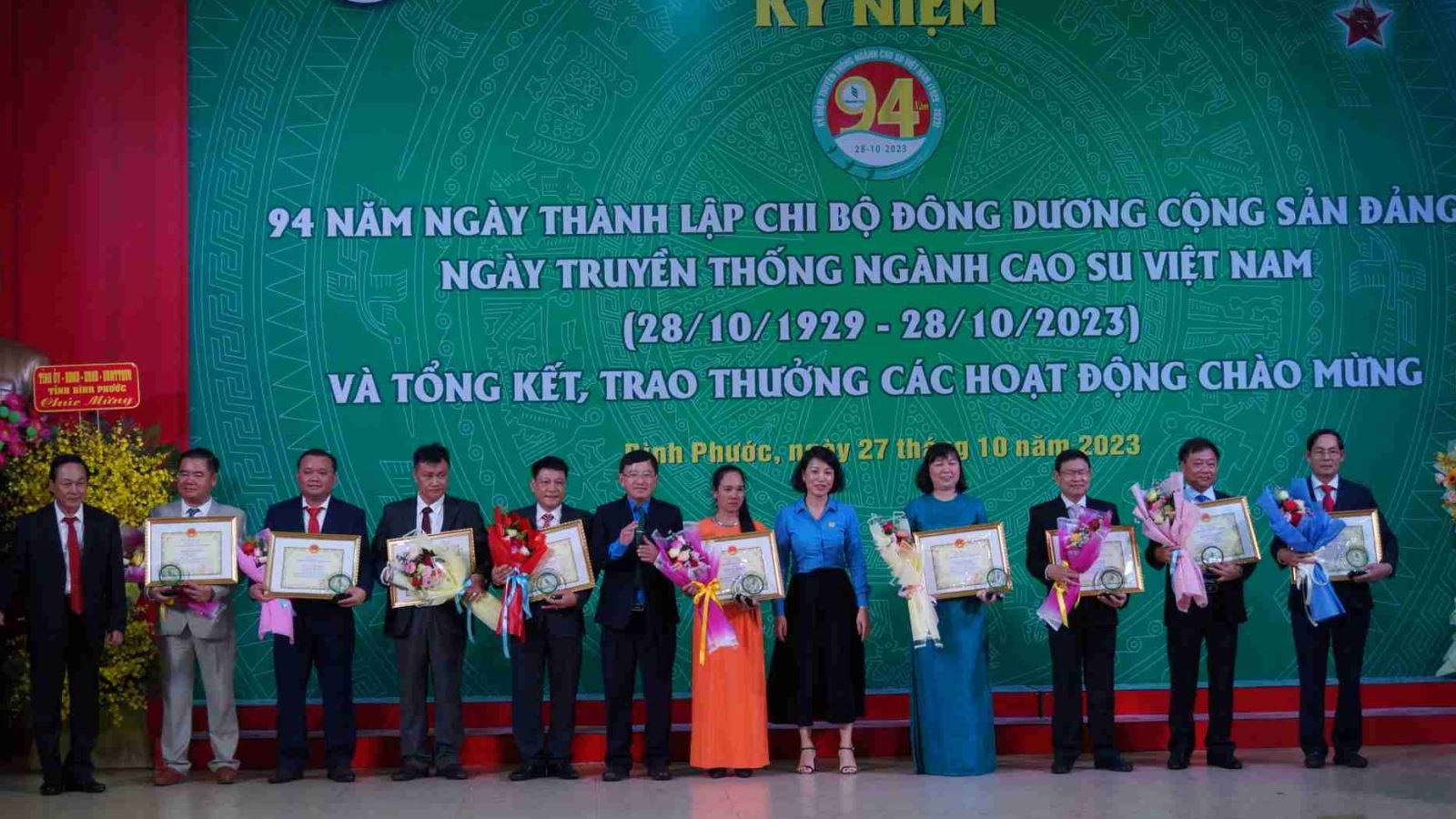 Trao Bằng khen giải thưởng Cao su Việt Nam năm 2023.