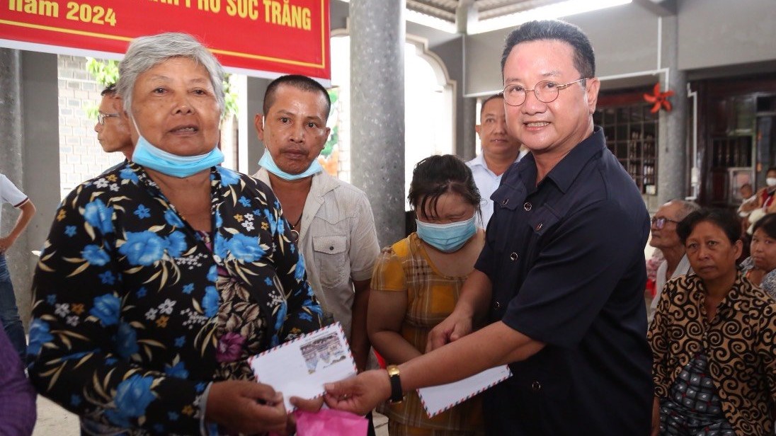 Tiến sĩ Hồ Minh Sơn – Viện Trưởng Viện IMRIC động viên, chia sẻ và trao quà cho các nạn nhân Dioxin.