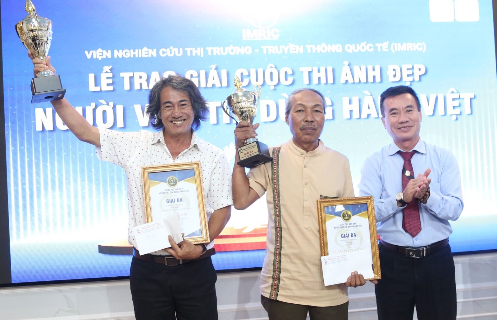 Nhà báo Dương Vũ Thông – Phó Chủ tịch thường trực Hội Nhà báo TP.HCM trao 2 giải ba cho tác giả Lò Văn Hợp và tác giả Phạm Huy Đằng.
