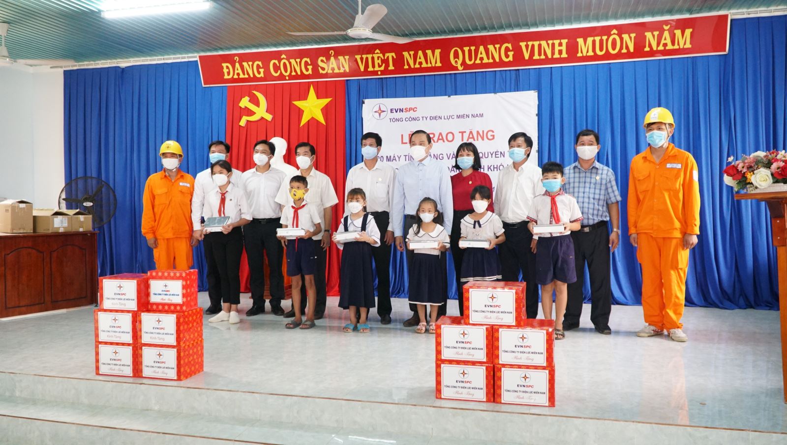 3.	Trao tặng 20 máy tính bảng và 1.000 quyển tập cho các em học sinh có hoàn cảnh khó khăn tại xã Thạnh Tây, huyện Tân Biên