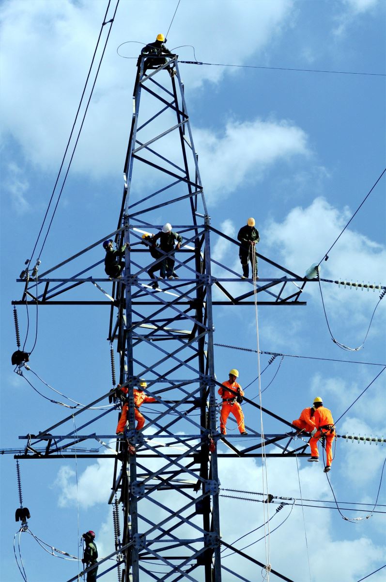Công nhân EVNSPC luôn nỗ lực đảm bảo cung cấp điện an toàn, ổn định và liên tục phục vụ phát triển kinh tế xã hội.