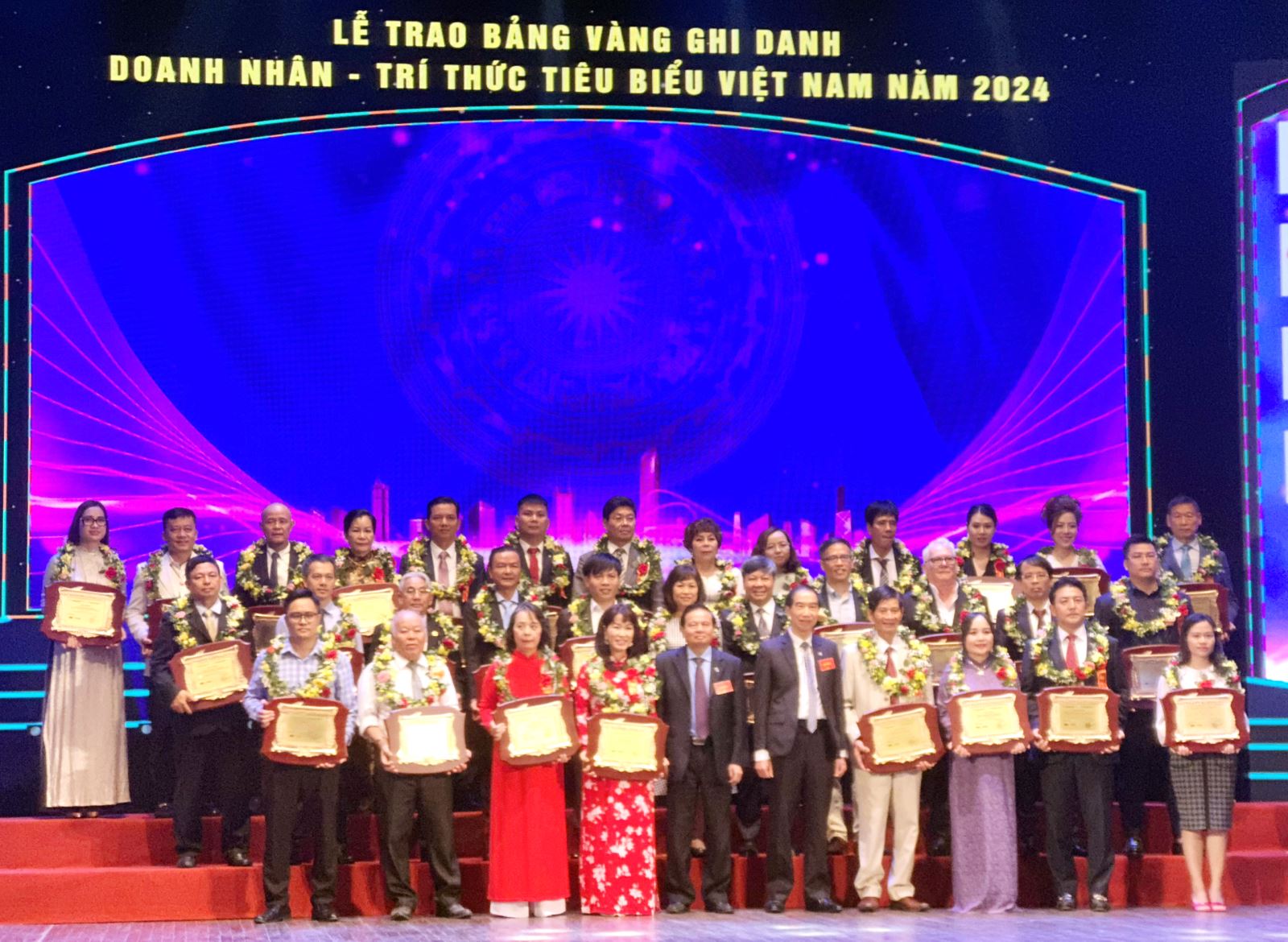 Các cá nhân nhận giải thưởng Trí thức tiêu biểu Việt Nam dành chụp ảnh lưu niệm cùng Ban tổ chức