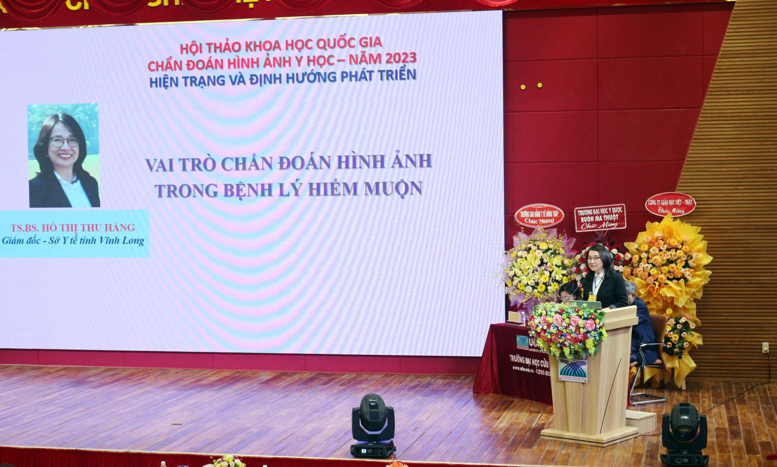 Tiến sĩ, Bác sĩ Hồ Thị Thu Hằng - Giám đốc Sở Y tế tỉnh Vĩnh Long trình bày tham luận về vai trò chẩn đoán hình ảnh trong bệnh lý hiếm muộn.