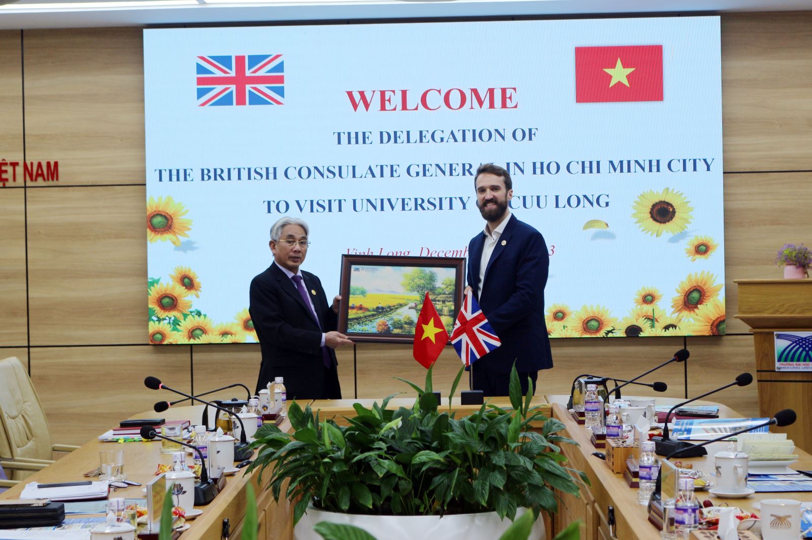 Trường Đại học Cửu Long tặng quà lưu niệm cho Phó Tổng Lãnh sự quán Anh tại TP. Hồ Chí Minh.