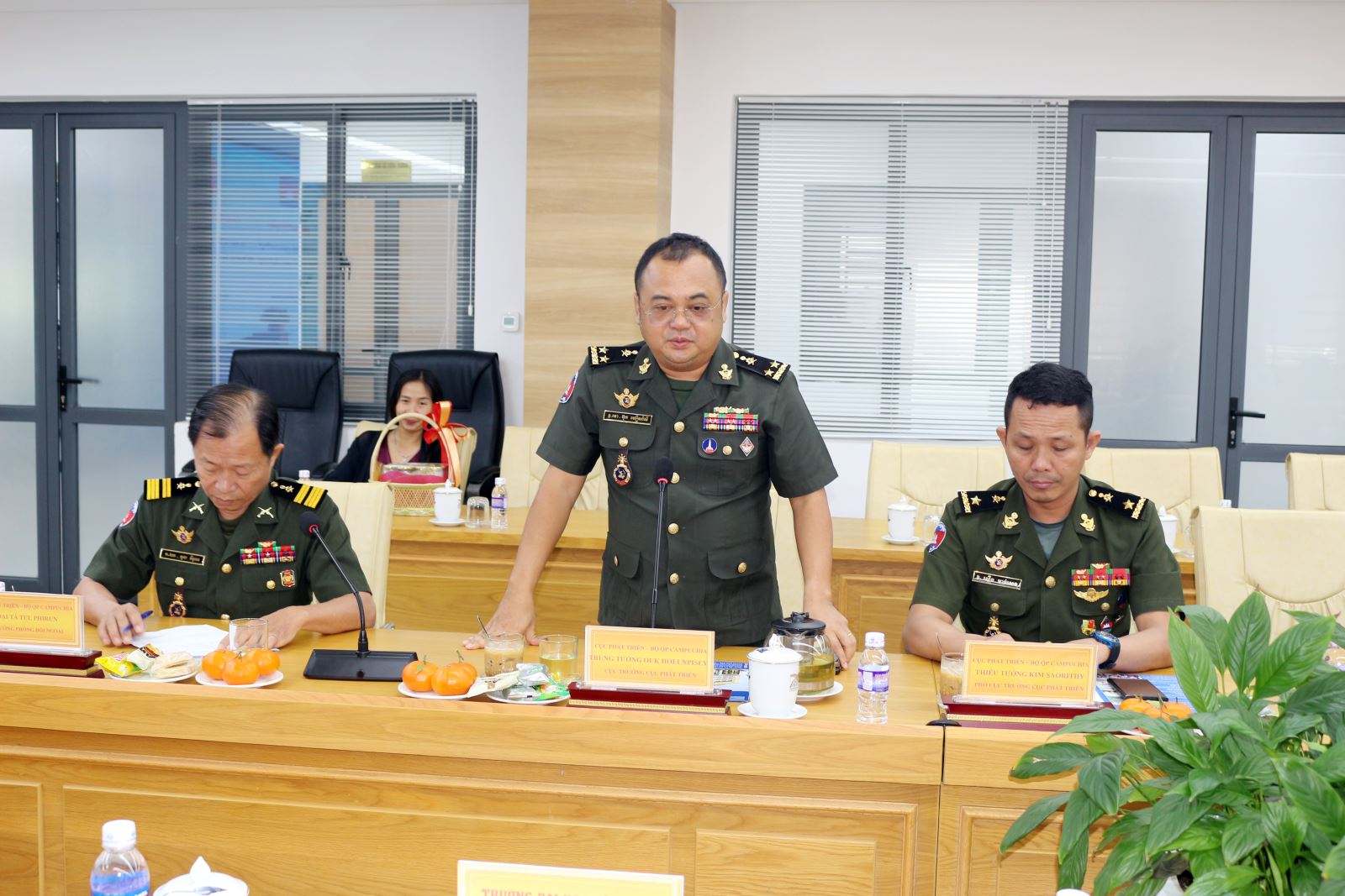 Trung tướng Ouk Hoeunpisey - Cục trưởng Cục Phát triển (Bộ Quốc phòng-Campuchia) phát biểu.