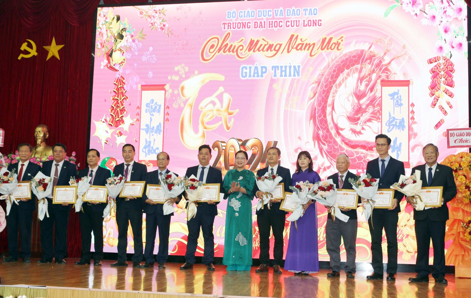 Bà Nguyễn Thị Quyên Thanh - Phó chủ tịch UBND tỉnh Vĩnh Long trao Bằng khen của UBND tỉnh cho tập thể có thành tích xuất sắc năm học 2022-2023.