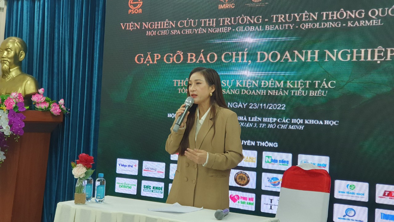 Bà Nguyễn Thị Nga – Trưởng ban tổ chức - CEO Cty TNHH Hội chủ spa chuyên nghiệp trả lời báo chí