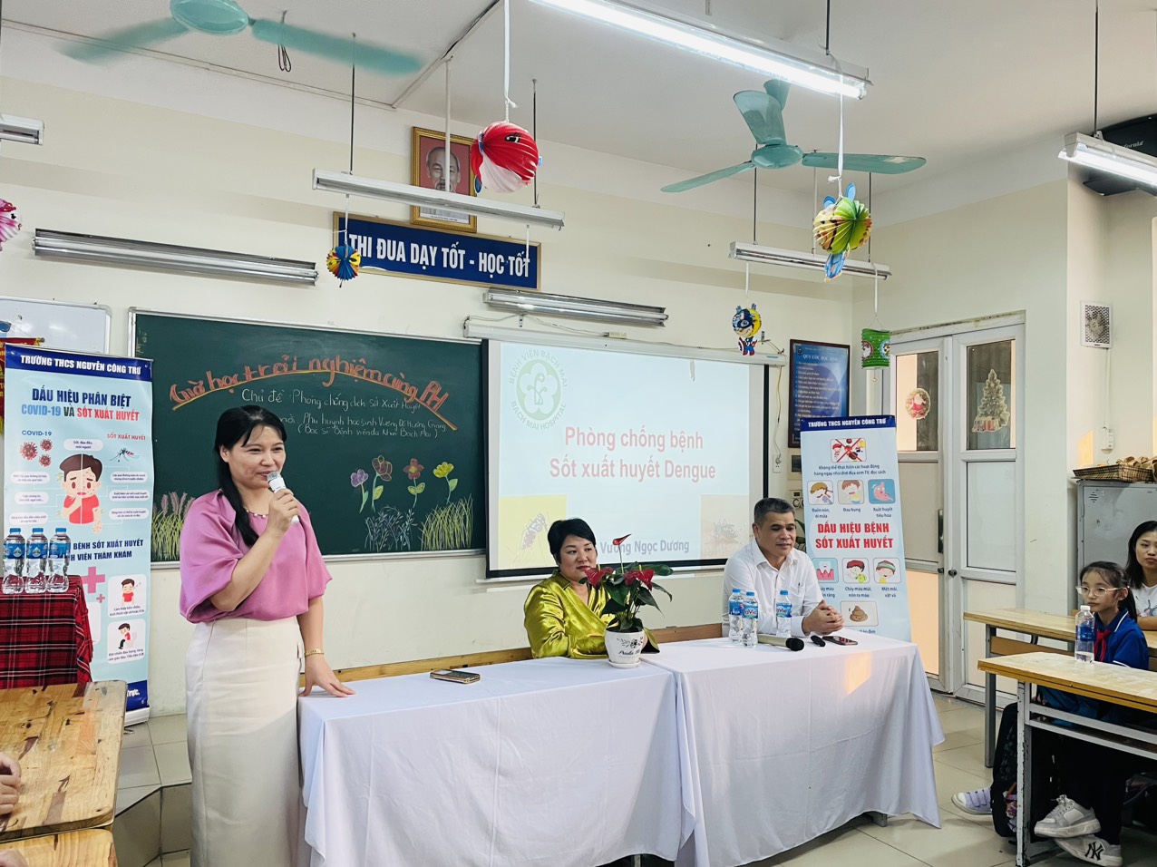Cô Lê Hoàn Châu, Hiệu trưởng nhà trường nhấn mạnh ý nghĩa của mô hình và khẳng định sự cẩn thiết của việc tuyên truyền bệnh sốt xuất huyết.