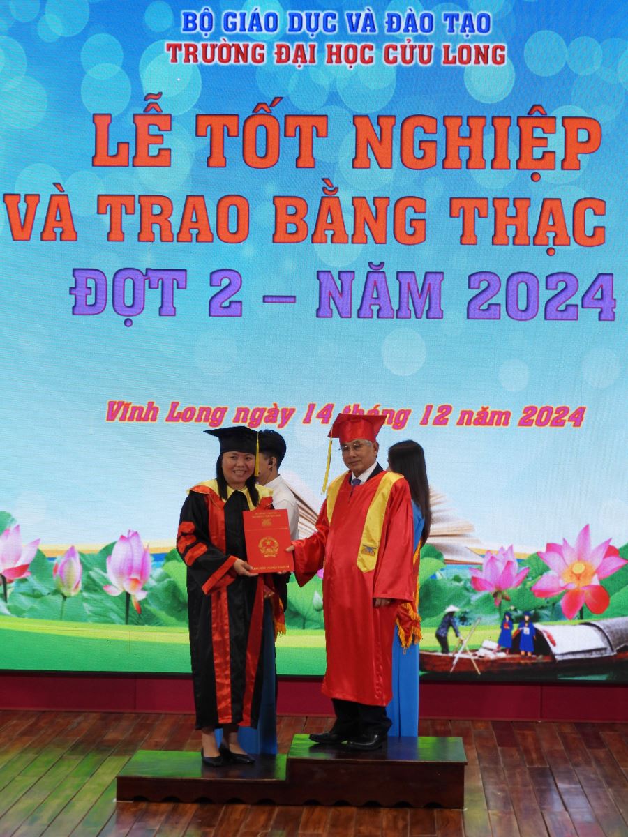 Nhà giáo ưu tú, Phó giáo sư, Tiến sĩ Lương Minh Cừ – Bí thư Đảng uỷ,  Hiệu trưởng Trường Đại học Cửu Long trao bằng tốt nghiệp cho tân Thạc sĩ