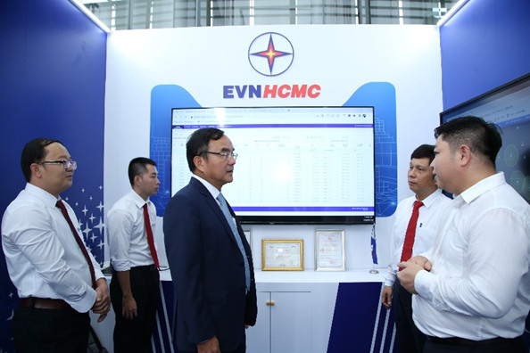 Ông Luân Quốc Hưng, Phó Tổng giám đốc EVNHCMC (bìa phải) giới thiệu các sản phẩm sáng tạo của EVNHCMC với Chủ tịch EVN Dương Quang Thành (đứng giữa) tại Hội nghị Khoa học và Công nghệ Điện lực năm 2022.