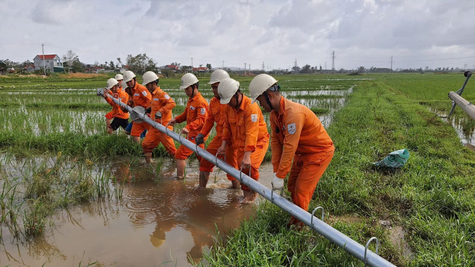 Công nhân EVNCPC khắc phục sự cố điện 