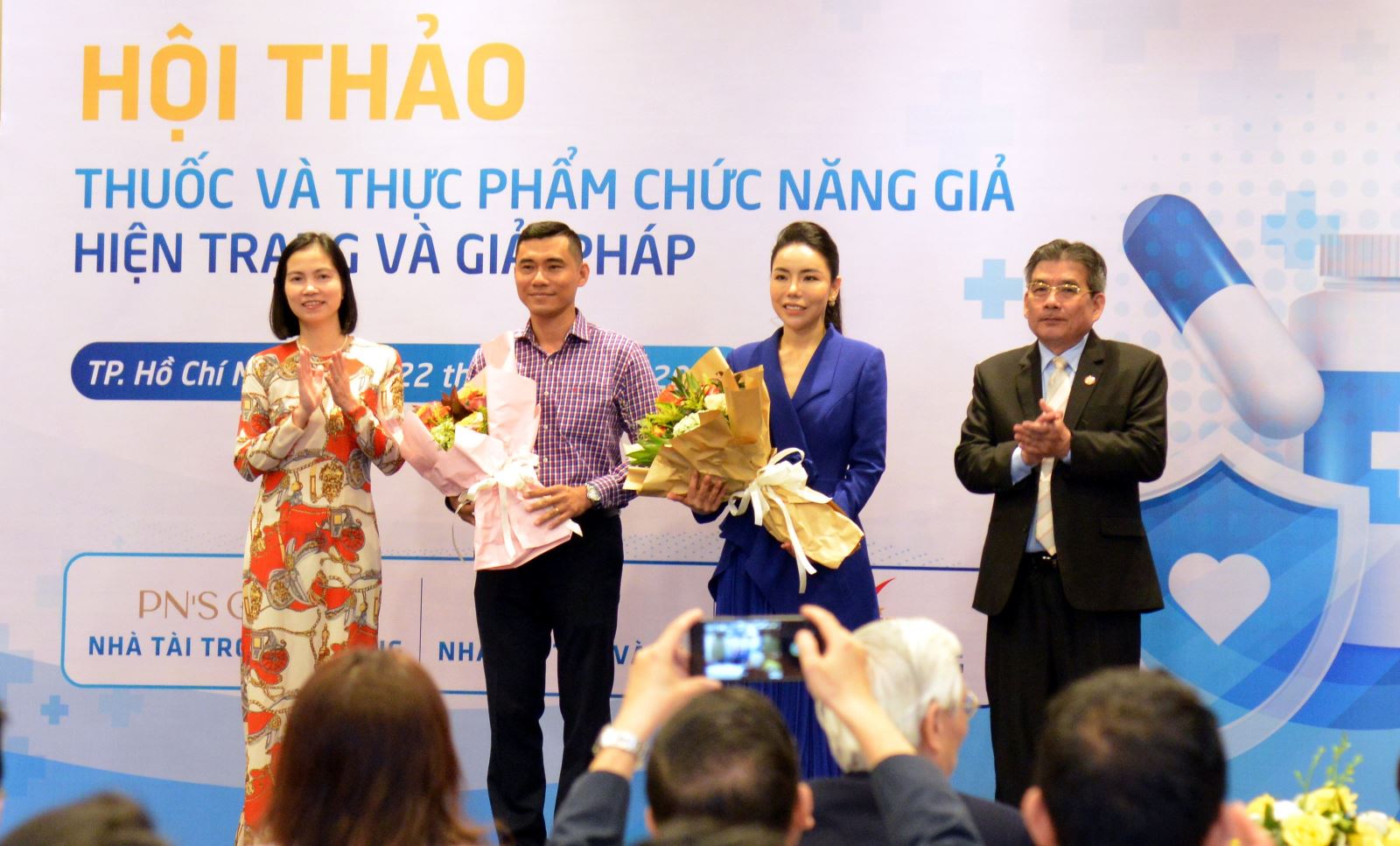 2.	Viện Phát triển Doanh nghiệp và Trung tâm công nghệ chống hàng giả Việt Nam tặng hoa cho doanh nghiệp nỗ lực ứng dụng công nghệ để kiểm soát chặt chẽ thị trường.