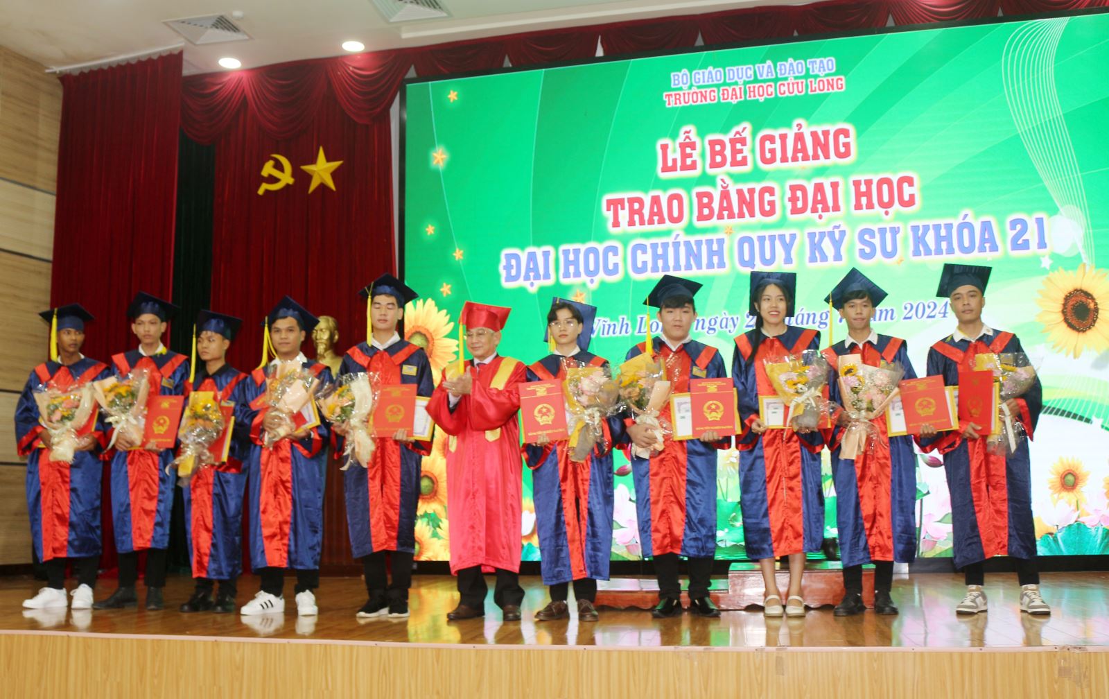 Nhà giáo Ưu tú, Phó Giáo sư, Tiến sĩ  Lương Minh Cừ – Hiệu trưởng Trường Đại học Cửu Long chụp ảnh lưu niệm cùng các tân kỹ sư tốt nghiệp loại xuất sắc 