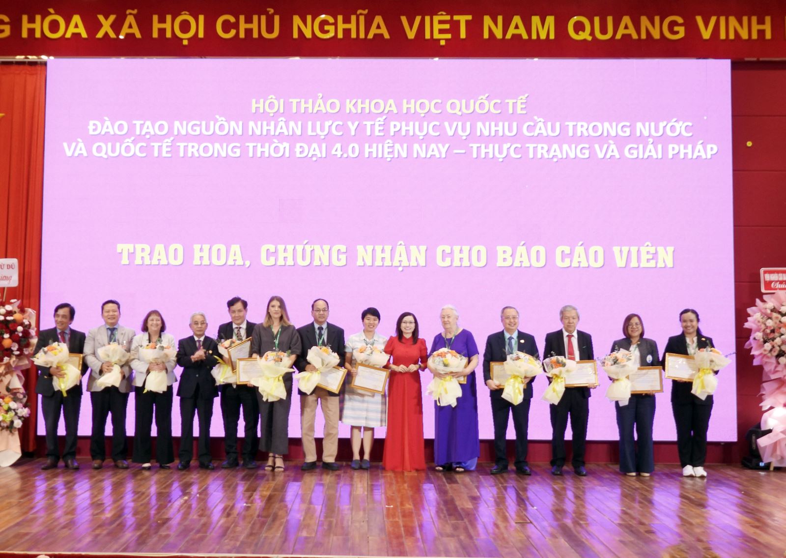  Nhà giáo ưu tú, Phó giáo sư, tiến sĩ Lương Minh Cừ - Bí thư Đảng uỷ, Hiệu trưởng trường Đại học Cửu Long trao chứng nhận và hoa cho các diễn giả có bài tham luận trực tiếp.