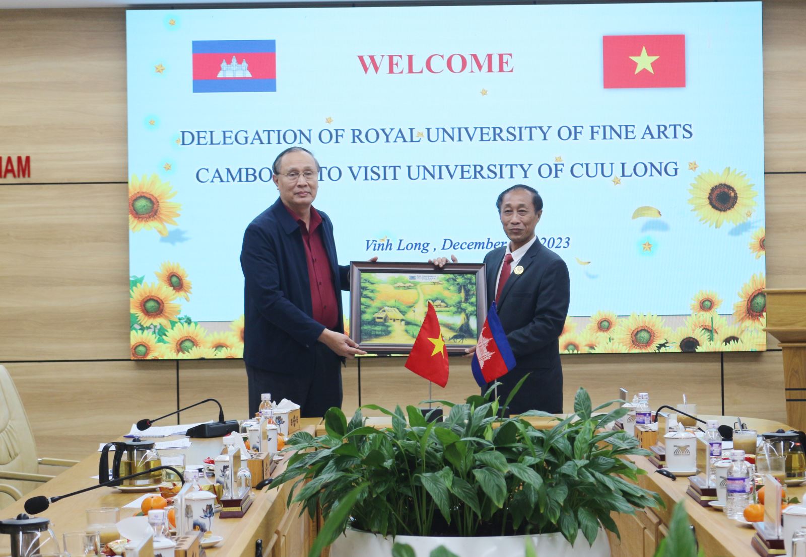 Tiến sĩ Nguyễn Thanh Dũng tặng quà lưu niệm cho Trường Đại học Mỹ thuật Hoàng gia Campuchia.