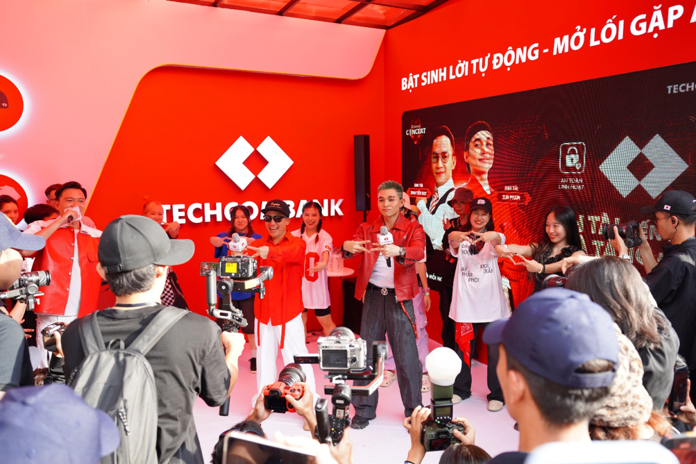 Khán giả phấn khích khi có cơ hội giao lưu cùng thần tượng tại booth của Techcombank