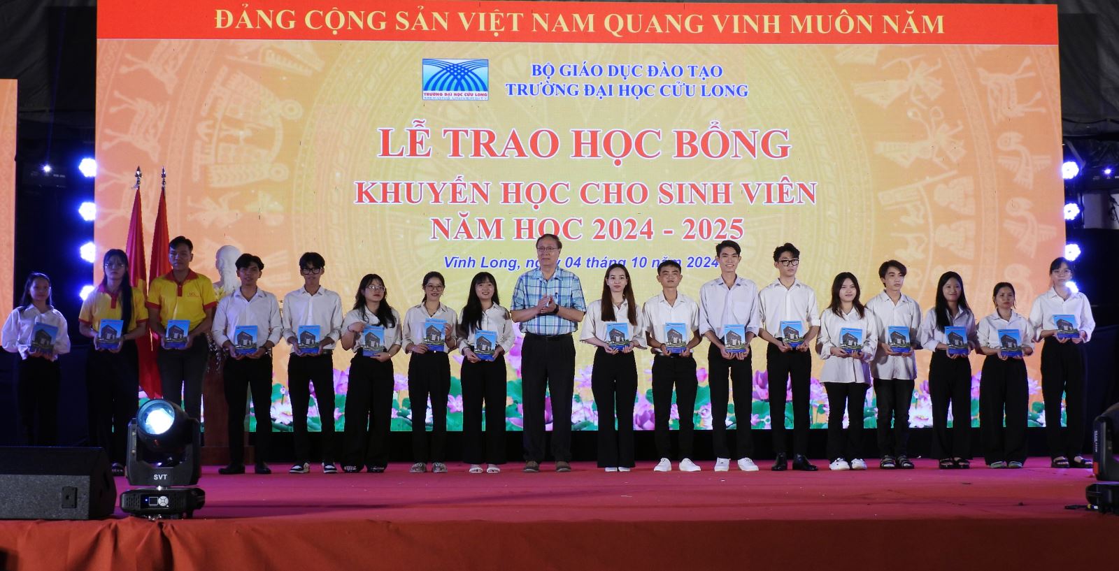 Tiến sĩ Nguyễn Thanh Dũng – Phó Hiệu trưởng trao học bổng khuyến học cho sinh viên