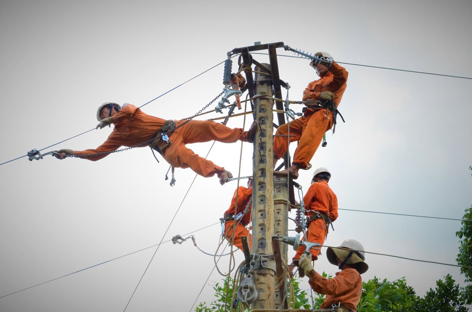 Công nhân EVNCPC sửa chũa, đảm bảo cung cấp điện an toàn, ổn định