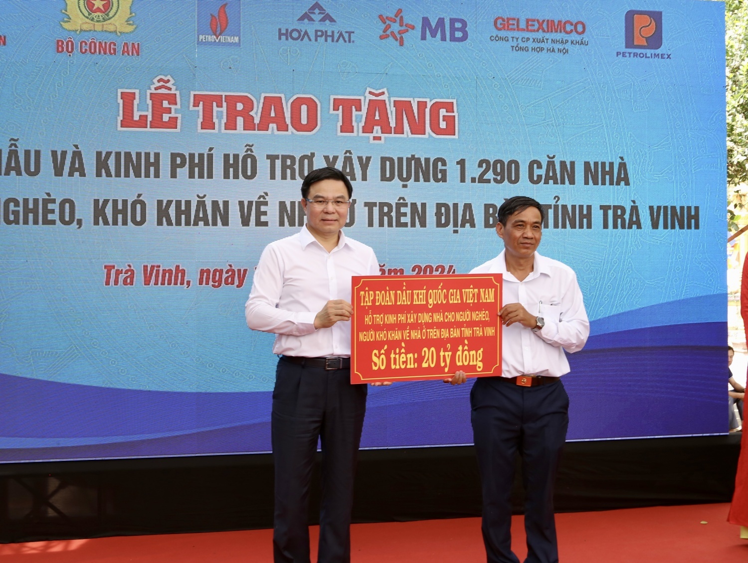 Đồng chí Lê Mạnh Hùng - Bí thư Đảng ủy, Chủ tịch HĐTV Petrovietnam đại diện cho người lao động Dầu khí trao tặng 20 tỷ đồng xây dựng 400 căn nhà cho người nghèo trên địa bàn tỉnh Trà Vinh