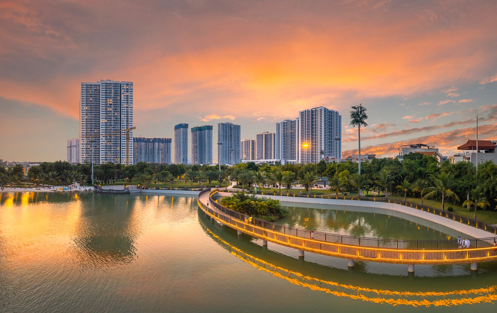 Phía Tây đang trở thành trung tâm hiện đại và đáng sống bậc nhất Thủ đô với hạ tầng giao  thông hoàn chỉnh và nhiều khu đô thị mới.